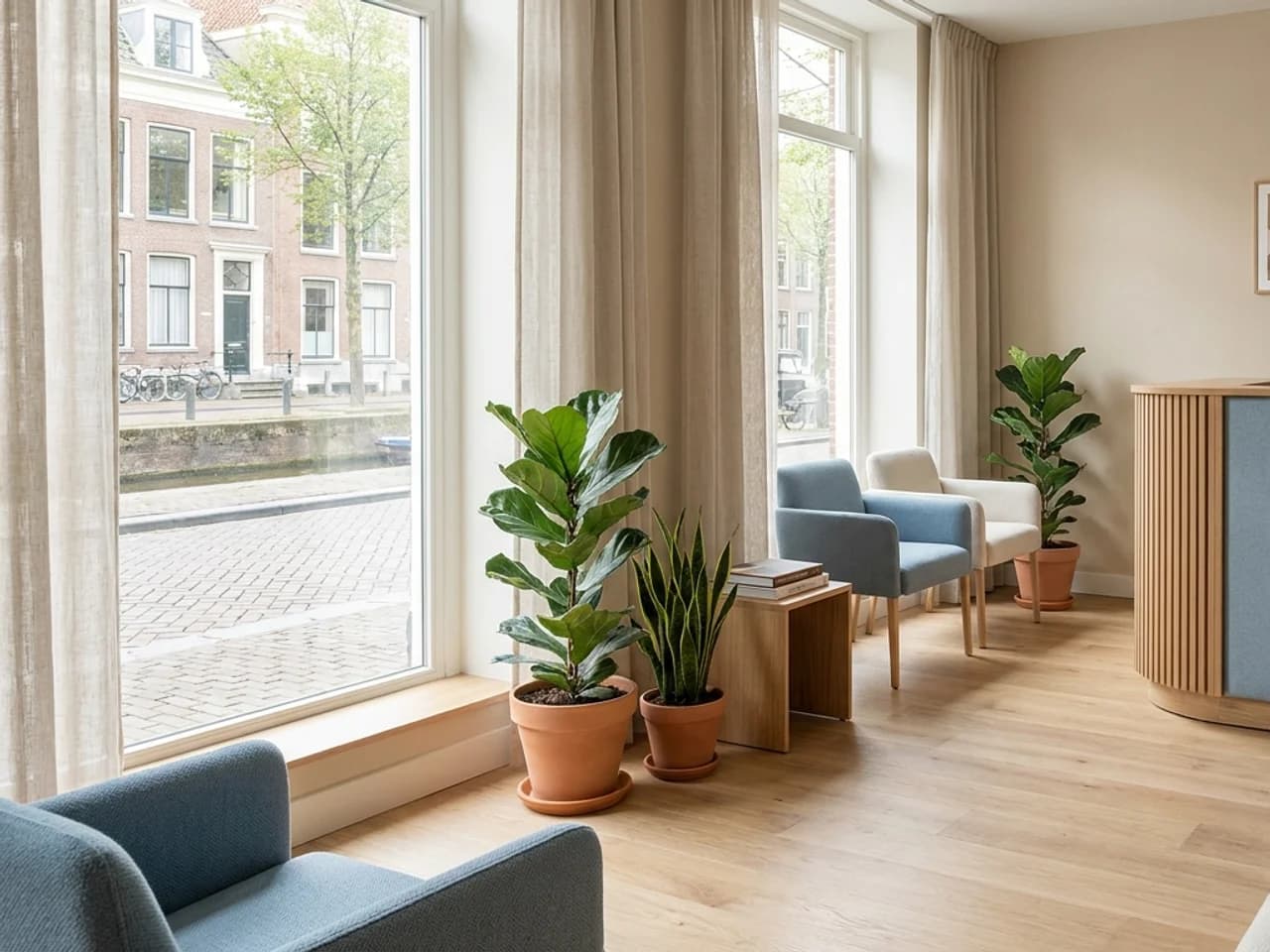 Lichte, rustige wachtruimte van de kliniek in Rotterdam met uitzicht op de gracht