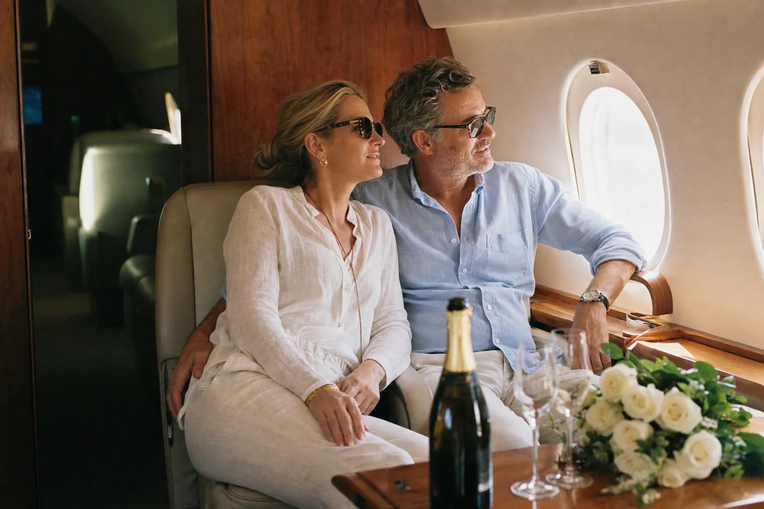 Verzorgd, gezond stel geniet ontspannen van een luxe reis
