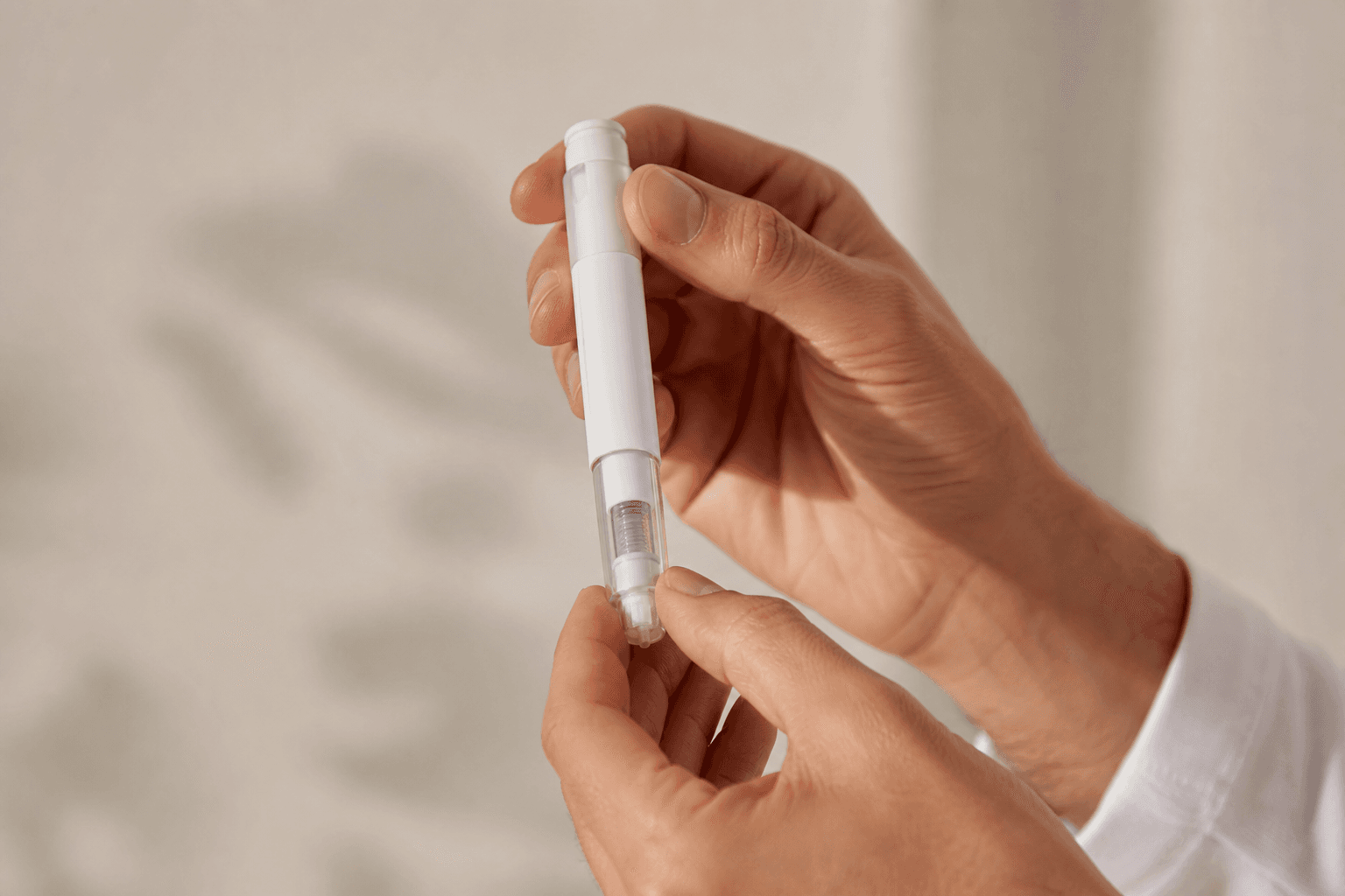 GLP-1 injectiepen in handen